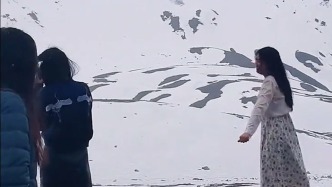 新疆伊昭公路下雪，游客穿短褲在夏雪中跺腳