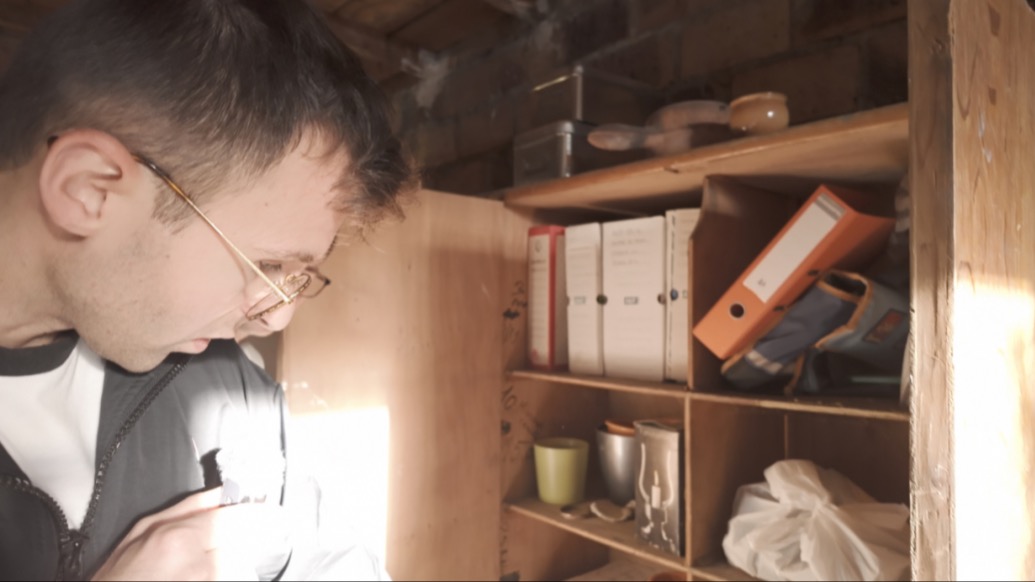 法國(guó)小伙馬庫(kù)斯揭秘首次發(fā)現(xiàn)外祖父珍藏618張抗戰(zhàn)歷史照片的車庫(kù)