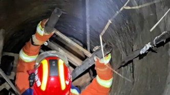 为救羊羔老人被困井下，路人听见老人的呼喊报警