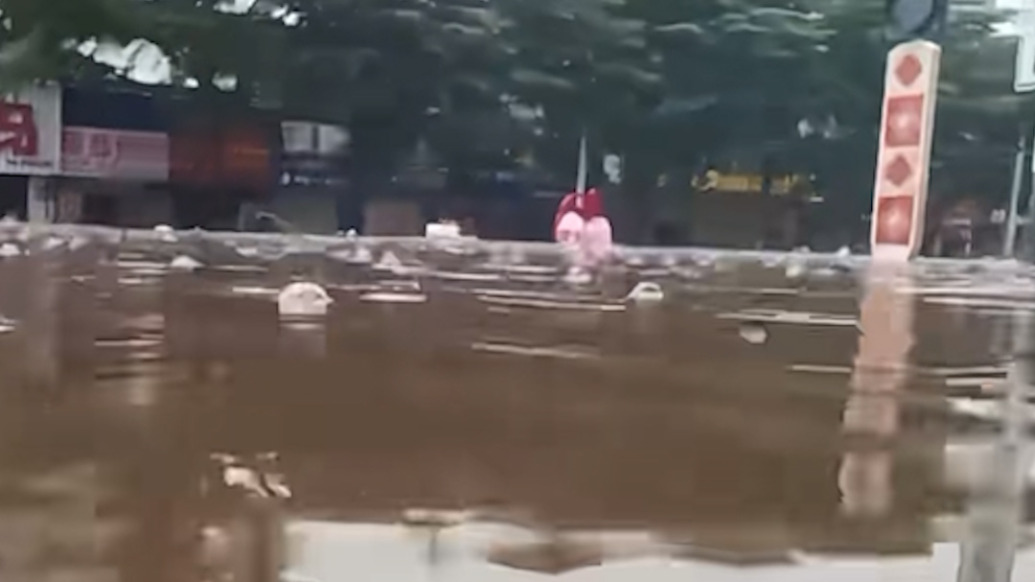 深圳龍?zhí)锝值酪虮┯陜?nèi)澇：救援人員用皮筏艇轉(zhuǎn)移群眾，目前水已退