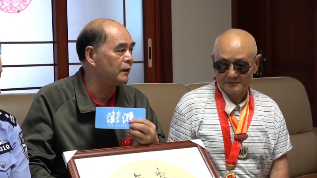 英雄惜英雄！上?！白蠲劳艘圮娙恕蓖科巾樣H筆書(shū)法贈(zèng)予81歲救人老兵