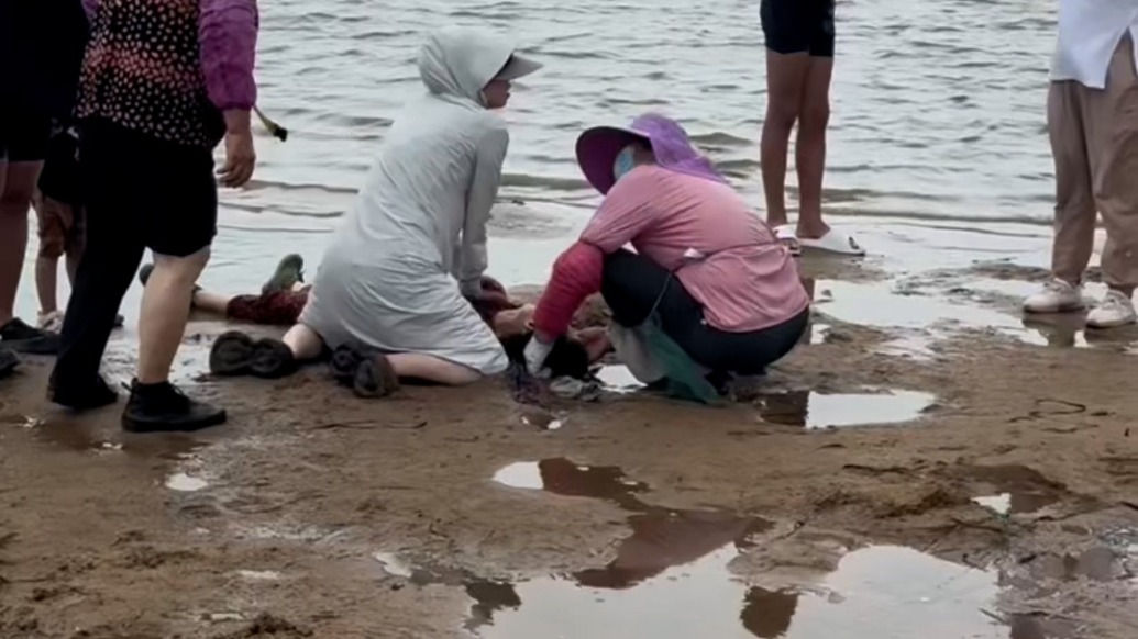 “救人是本能”！阿姨趕海溺水，休假醫(yī)務(wù)人員跪沙灘搶救