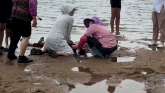 “救人是本能”！阿姨趕海溺水，休假醫(yī)務人員跪沙灘搶救