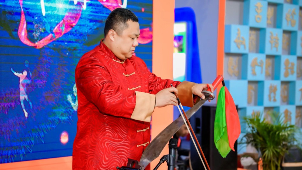 非遺傳承人用大刀“奏”曲子：一年拉壞8根琴弓，經(jīng)常公益演出