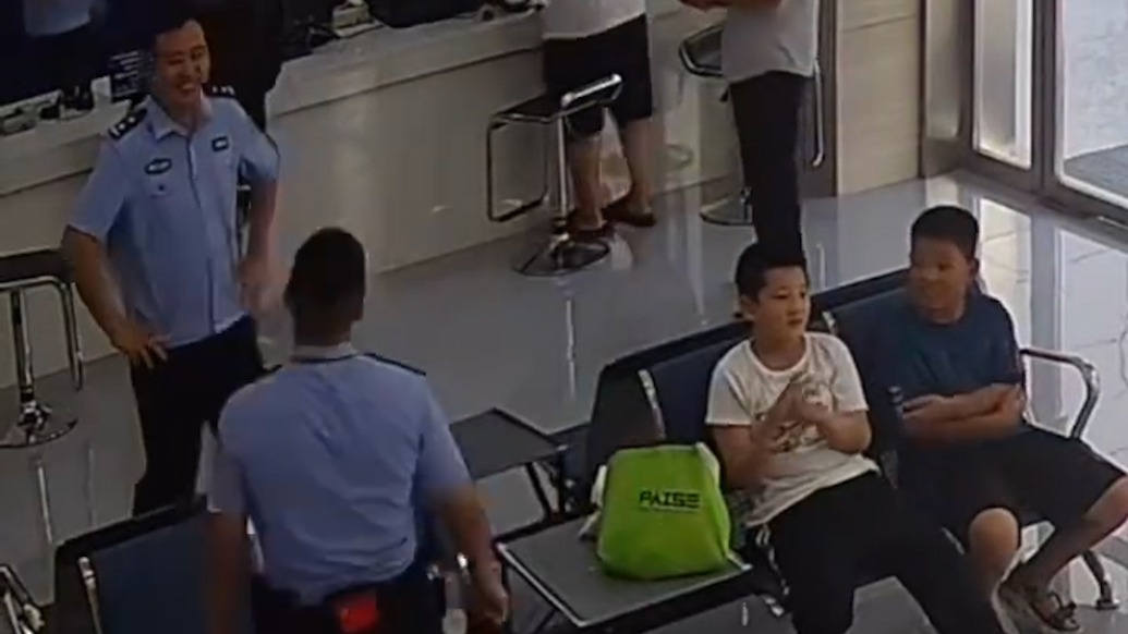 可愛又暖心！民警解孩子燃眉之急后被贈雞腿