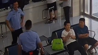 可愛(ài)又暖心！民警解孩子燃眉之急后被贈(zèng)雞腿