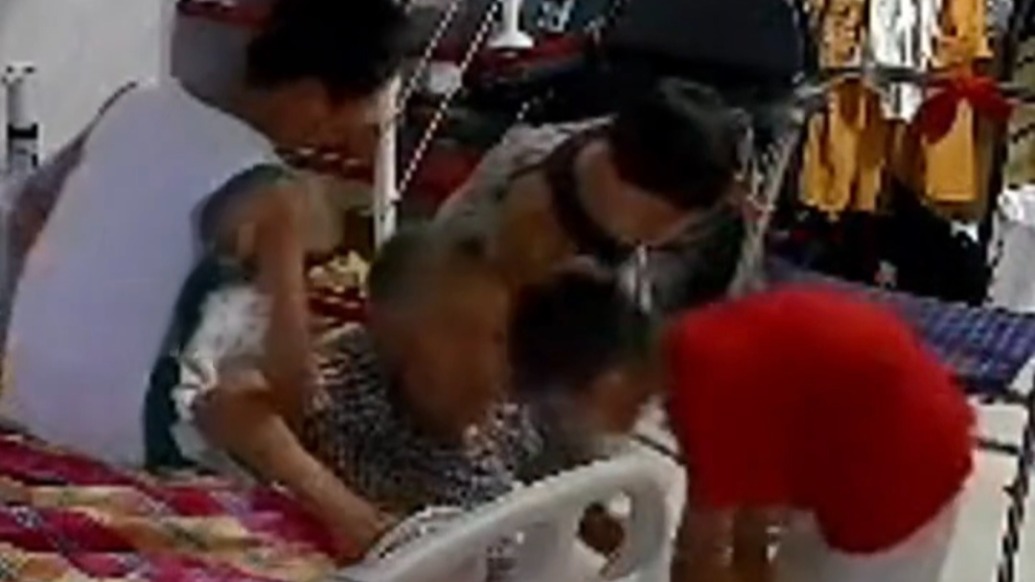 好棒的三小只！患病老人摔倒在床下，三個(gè)重孫多次嘗試將其扶起