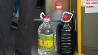 沈陽(yáng)一老人攜帶三大瓶不明液體上公交遭拒，司機(jī)堅(jiān)持報(bào)警處理