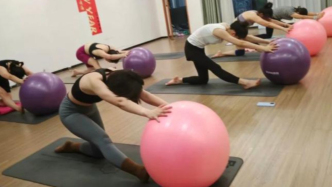 县城的中年女人，疯抢9块9瑜伽课