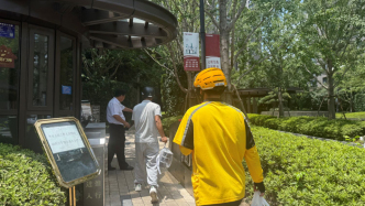 外賣員進(jìn)入小區(qū)后再統(tǒng)一乘擺渡車送餐？“騎手最后100米”不是新問題