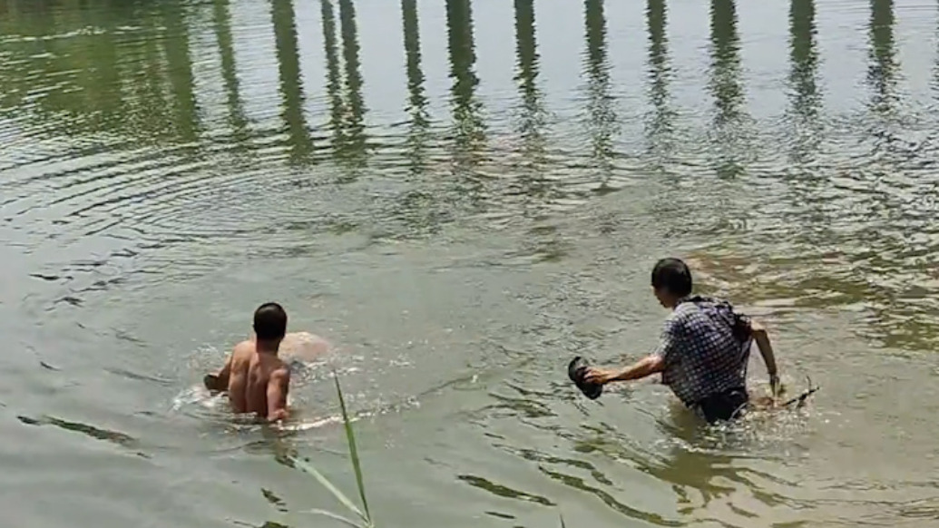 男子跳江輕生，民警救援時手指骨折強忍劇痛先救人