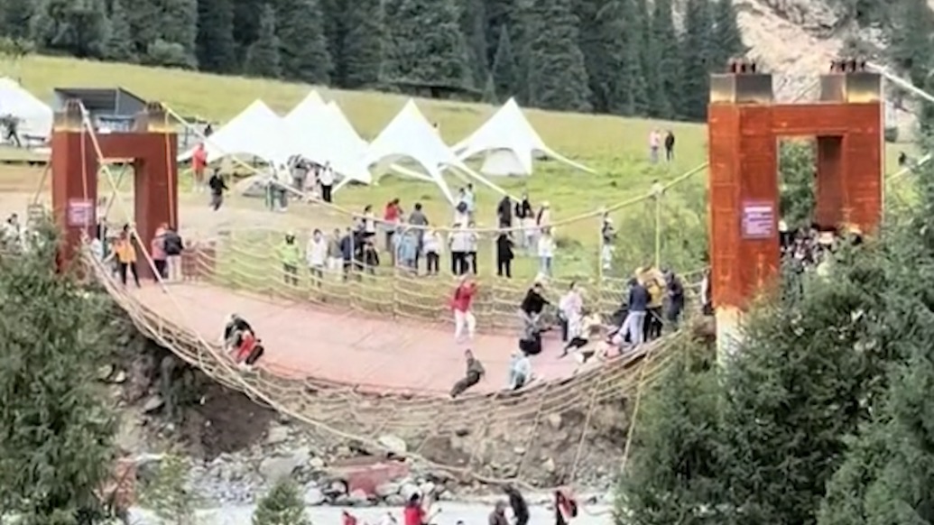 新疆昭苏县夏塔景区一吊桥桥索断裂，当地通报：5人不幸遇难，24人受伤