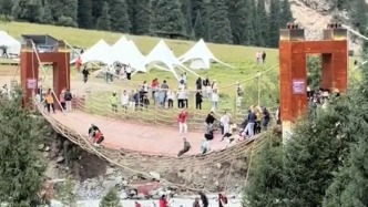新疆昭苏县夏塔景区一吊桥桥索断裂，当地通报：5人不幸遇难，24人受伤