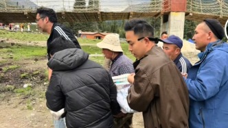 “力所能及帮一下”！桥索断裂时，这位军人站了出来