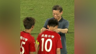 江苏省长现场观看校园足球决赛，为冠军颁发奖牌和奖杯