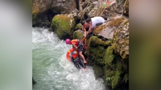 漂流艇發(fā)生側翻，緊急時刻多名游客與救生員合力拽回落水者