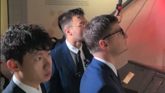 捐贈(zèng)618張抗戰(zhàn)照片后，法國(guó)小伙馬庫(kù)斯一行抵達(dá)哈爾濱參觀侵華日軍第七三一部隊(duì)罪證陳列館