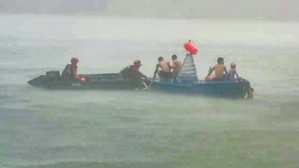 突降暴雨漢江上六名游泳者被困航標(biāo)燈，武漢消防駕艇營(yíng)救