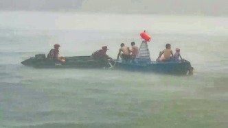 突降暴雨漢江上六名游泳者被困航標(biāo)燈，武漢消防駕艇營救