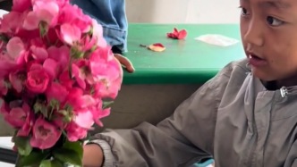 一堂更重要的“感恩課”，男孩早讀遲到給支教老師送花，“他的心意比鮮花還美！”