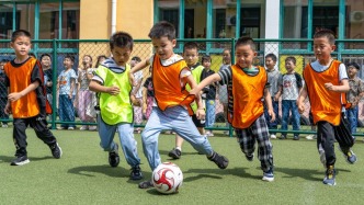 免保育教育費(fèi)政策覆蓋所有幼兒園大班適齡兒童，今年秋季一個(gè)學(xué)期預(yù)計(jì)減少家庭支出200億元