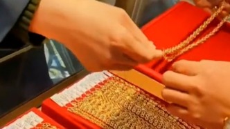 男子趁營業(yè)員不備搶奪黃金首飾，武漢警方20分鐘人贓并獲