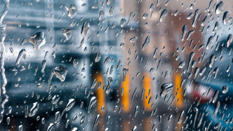 郑州升级发布暴雨橙色预警，防指要求全市立即停产、停业、停课、停运和暂停集体户外活动