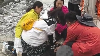 黃金2分鐘的生命接力！新疆夏塔景區(qū)吊橋橋索斷裂，游客緊急施救落水兒童