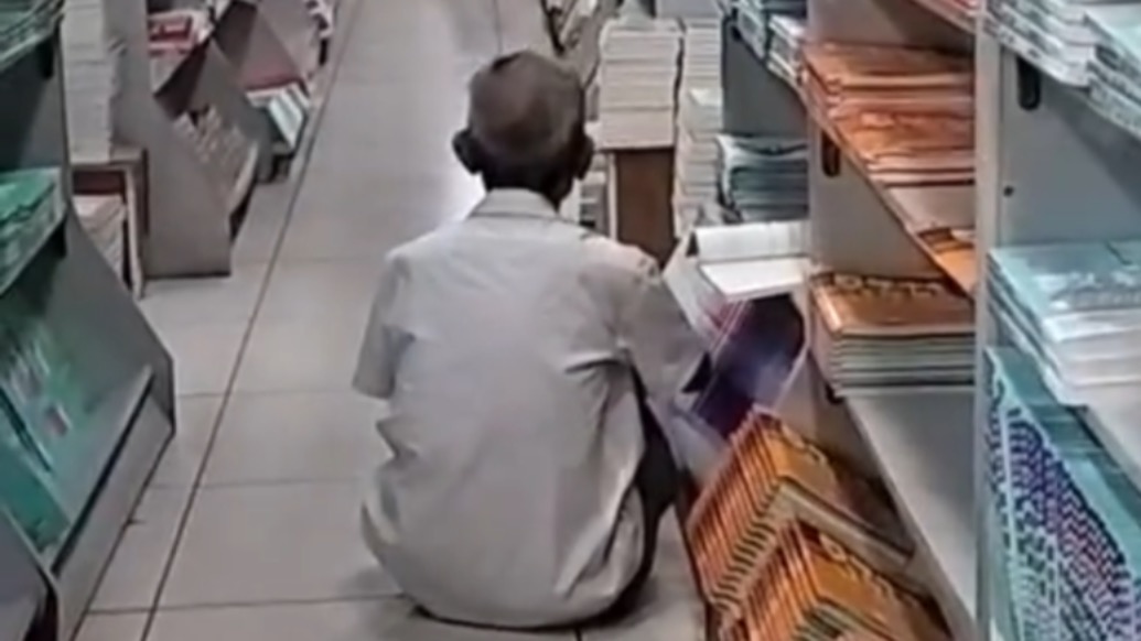 活到老学到老!七旬爷爷在书店自学高中数学 ,为辅导准高中生孙女提前“备课”