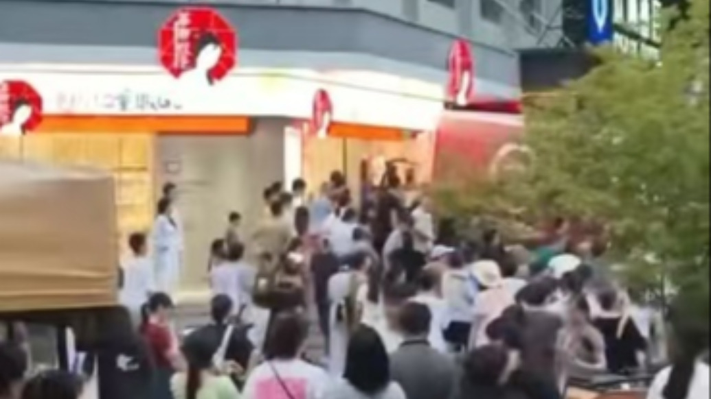 岳陽一貨車撞進(jìn)茶顏悅色奶茶店，警方通報：造成2死2傷