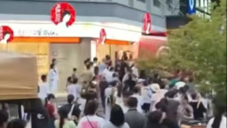 岳陽一貨車撞進(jìn)茶顏悅色奶茶店，警方通報(bào)：造成2死2傷