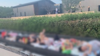 市民吐槽公共場所成大爺大媽“曬背場”，城管：已配合保安勸離