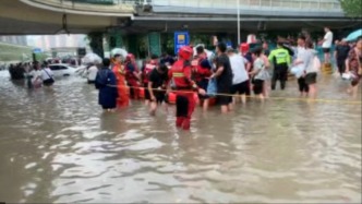 直擊鄭州暴雨：鄭大一附院周邊積水至膝，消防艇持續(xù)轉(zhuǎn)移群眾