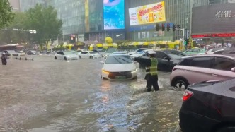 鄭州強(qiáng)降雨全市停產(chǎn)、停業(yè)、停課、停運(yùn)，市民：有車(chē)輛泡水，部分路段積水至大腿