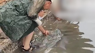 鄭州暴雨后路面存在大量積水，多位市民主動撈垃圾助排澇