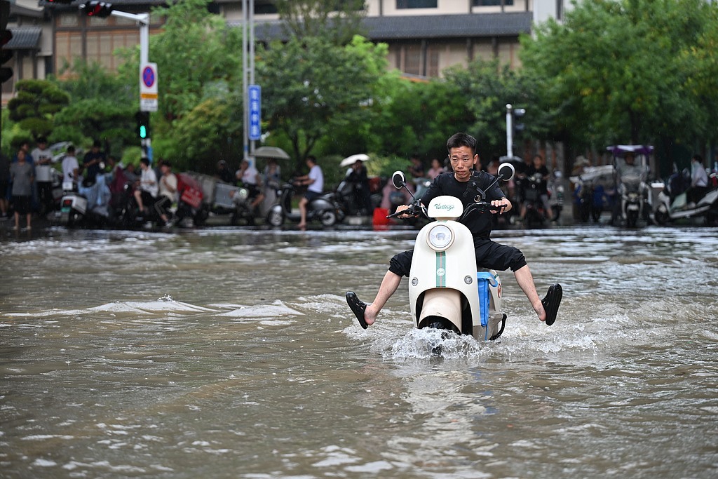 郑州暴雨积水逐渐消退，明后天局地仍有强对流天气