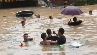 七名路人暴雨天東莞街頭合力砸車救人，已被認(rèn)定見義勇為