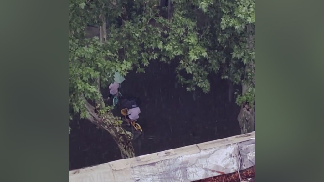 鄭州暴雨沖走窨井蓋，兩名小伙雨中“站崗”提醒路人