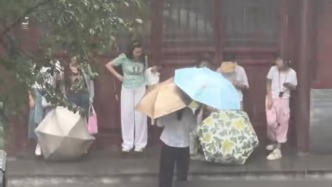 少林寺回應(yīng)拒絕游客入內(nèi)避雨：寺內(nèi)文物場所，不讓進入
