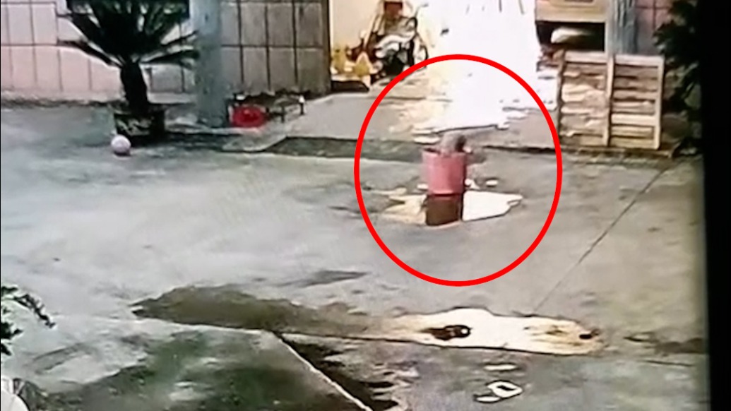 危險(xiǎn)！幼童玩水栽進(jìn)桶里，家長(zhǎng)后怕：看娃別離開視線