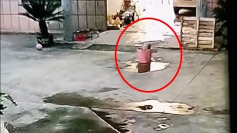 危險！幼童玩水栽進桶里，家長后怕：看娃別離開視線