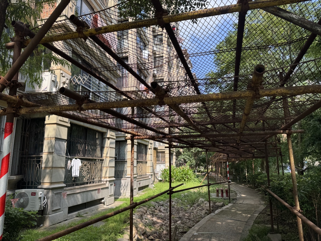 上海一小区外墙维修陷困局：脚手架搭了六年，居民意见难统一