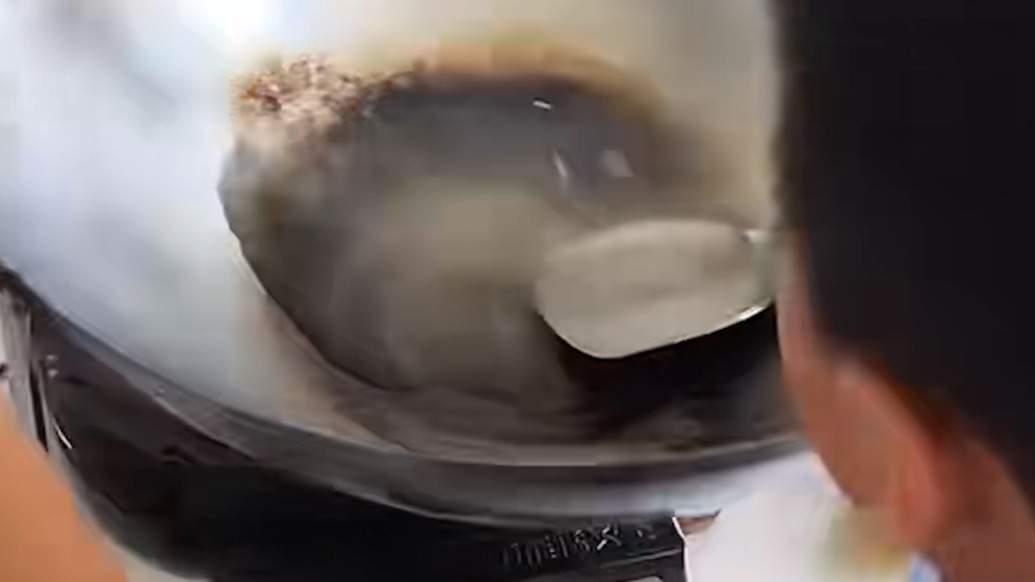 10歲小孩哥暑假到深圳，每天主動為務(wù)工父母做飯