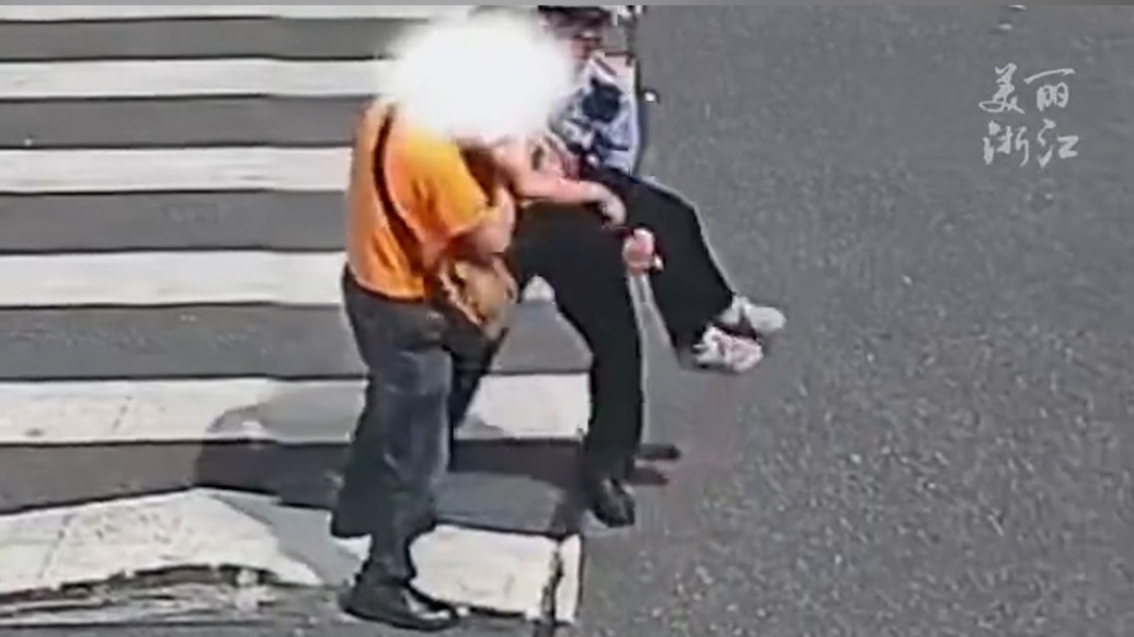 患病老人過(guò)馬路時(shí)眼看要站不住,交警一把抱起送到對(duì)面