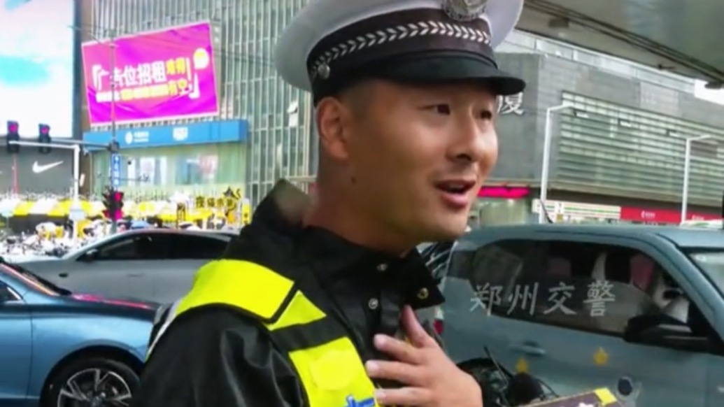 脫下便服換上使命！交警下班路上遇積水點堵車，果斷穿上警服疏導交通