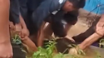 別怕，我們拉你上來！村民被吸入水渠，眾人攜手施救化險為夷