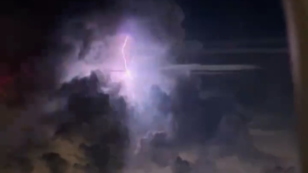 夜空中雷暴云团和月亮同框，气象局：属于局地降雨现象