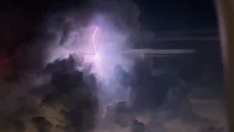 夜空中雷暴云团和月亮同框，气象局：属于局地降雨现象