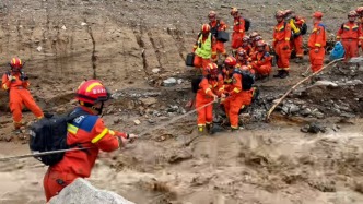 甘肅榆中縣強降雨引發(fā)山洪，消防救援隊伍全力搜救失聯(lián)人員