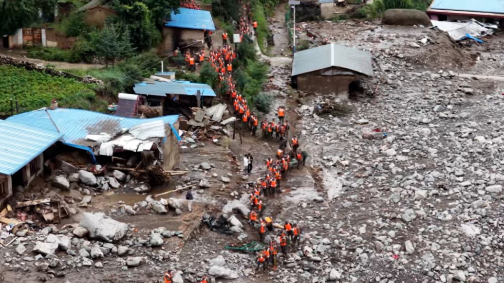 航拍甘肃榆中山洪灾害现场:多支队伍正全力救援